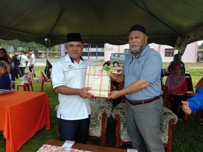 Penyampaian Cenderahati kepada Perasmi