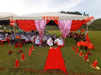 Perhiasan rumah merah