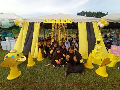 Perhiasan rumah kuning