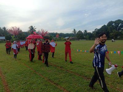 Perarakan masuk rumah merah