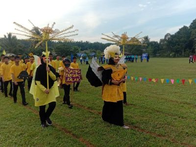 Perarakan masuk rumah kuning