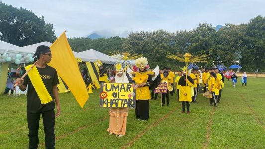 Perarakan masuk padang rumah kuning